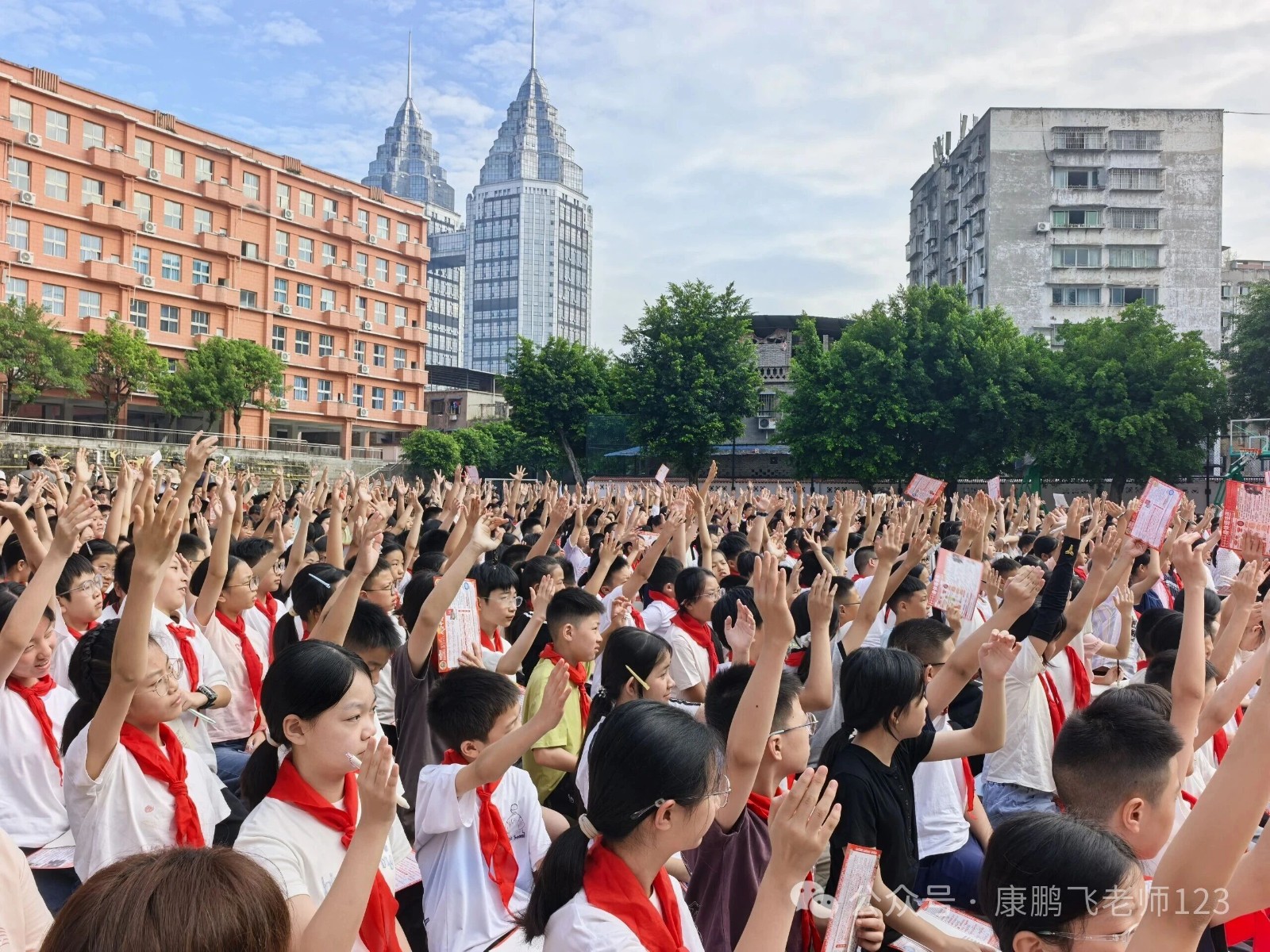 开学季，疯狂伴习走进重庆两所学校｜康鹏飞院长英语学法指导报告会圆满举行